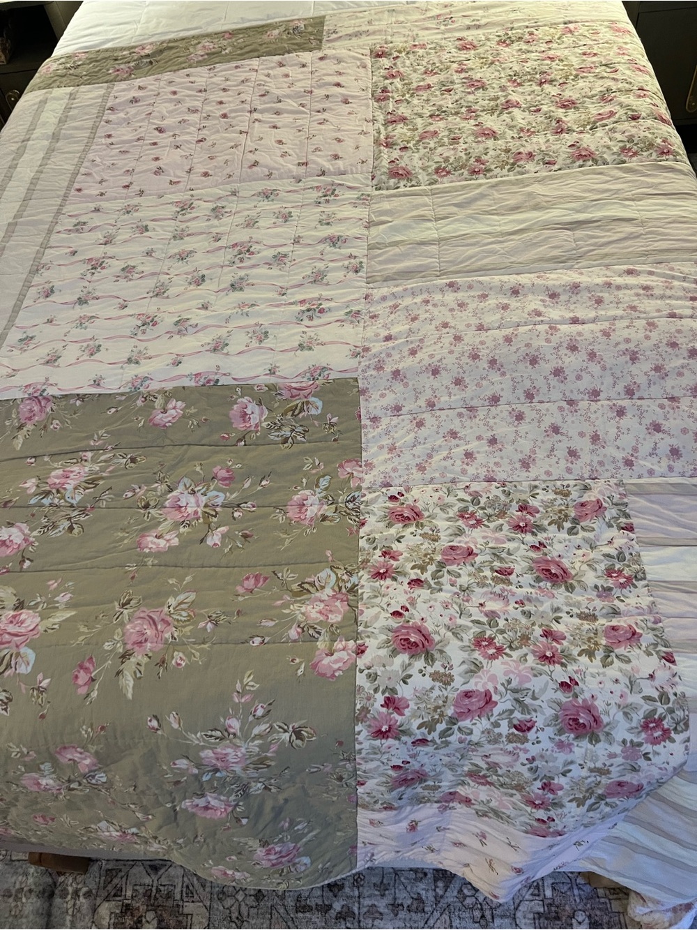 Simply Shabby Chic Floral Patchwork Quilt hard to find - Full / Queen